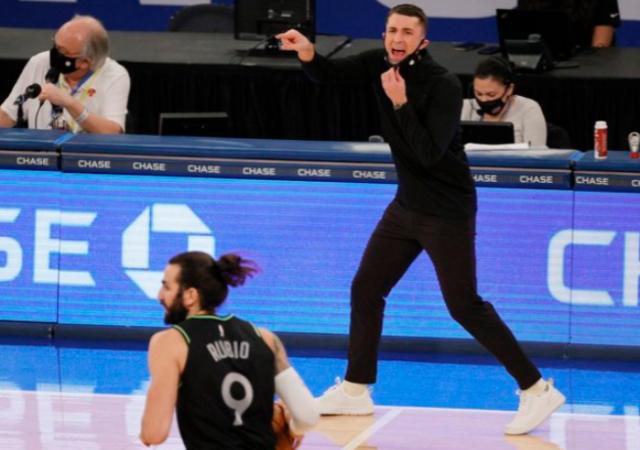 开云体育-狼队联盟垫底紧急撤换桑德斯 利拉德为一人鸣不平